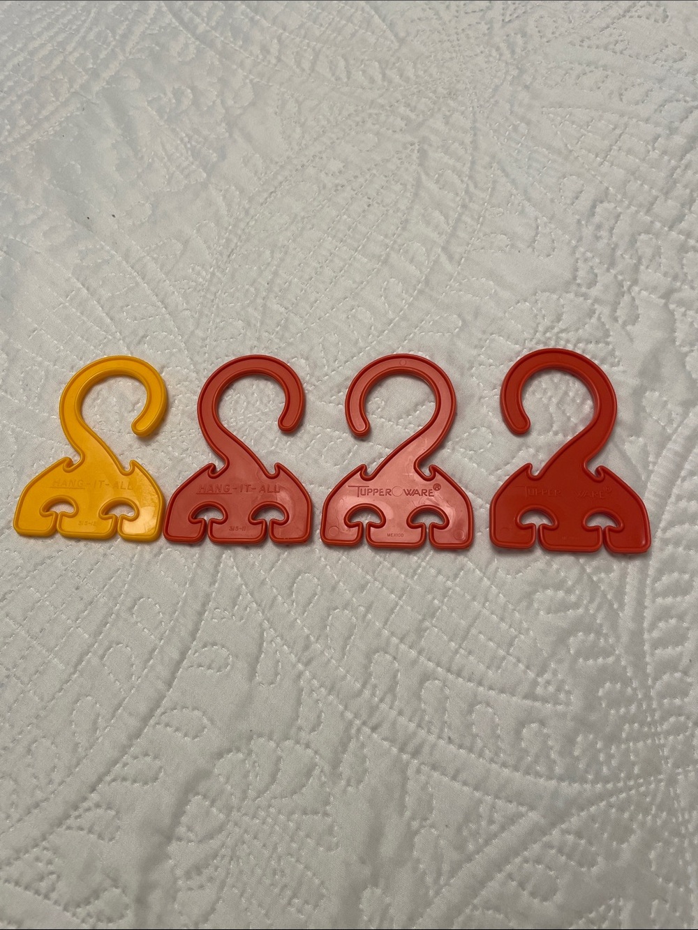 Set of 4 Vintage Tupperware HANG IT ALL Mini Hangers LIKE NEW